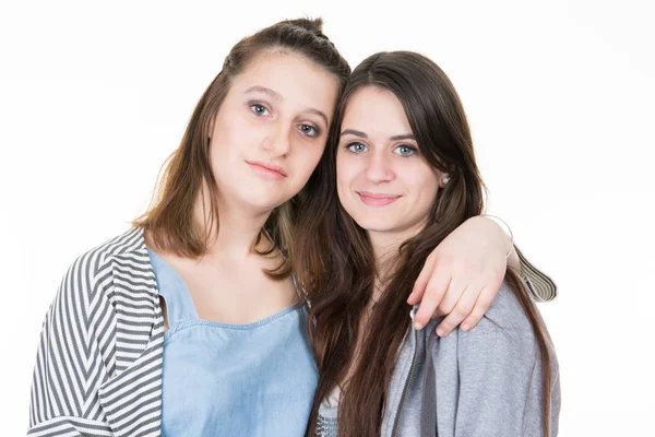 Portrait Jeunes Filles Occasionnelles Heureuses Sur Fond Blanc — Photo