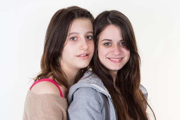 Dvě Mladé Ženy Portrét Bílé Zdi — Stock fotografie