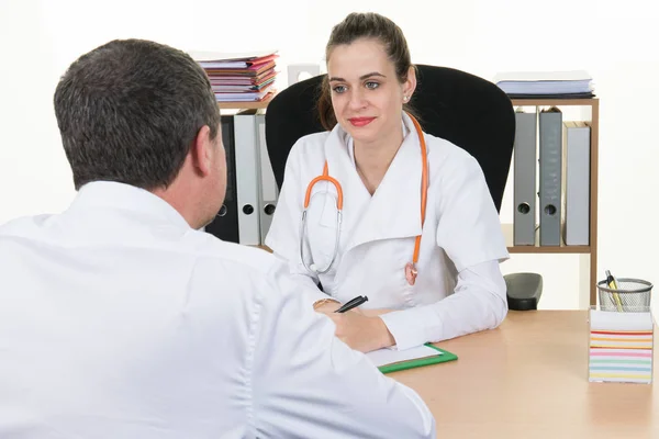 Dokter Van Vrouw Overleg Met Diagnose Van Medische Informatie Man — Stockfoto