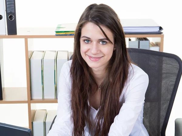 有吸引力的积极年轻女实业家在办公室工作 — 图库照片
