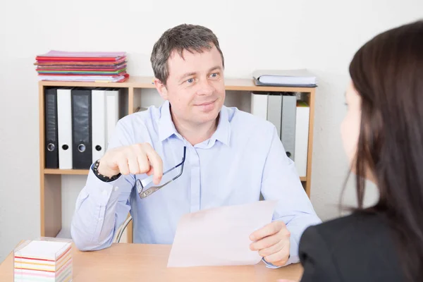 Representante Hombre Negocios Entrevista Mujer Solicitante Empleo Oficina — Foto de Stock