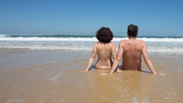 Coppia Sulla Spiaggia Facendo Nudismo Vacanze Naturismo Vacanze — Foto Stock