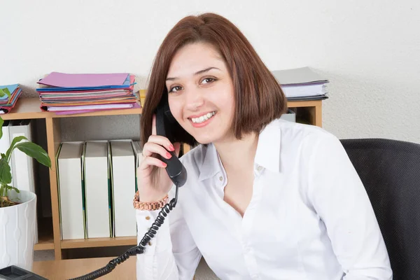 Souriant Jeune Femme Téléphone Avec Client Heureux Sourire Ofice Table — Photo