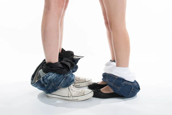 Jeune Couple Amoureux Pantalon Homme Femme Tombé Sur Leurs Pieds — Photo