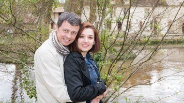 Genç çift Nehir Göl şehrin üzerinde rahatlatıcı dating