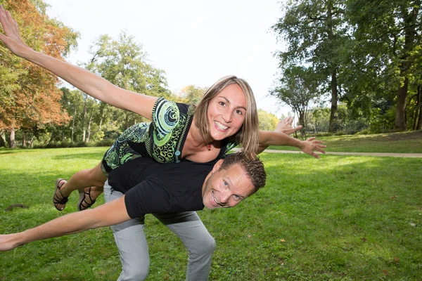 Glückliches Junges Paar Lacht Und Hat Spaß Stadtpark Mädchen Mit — Stockfoto
