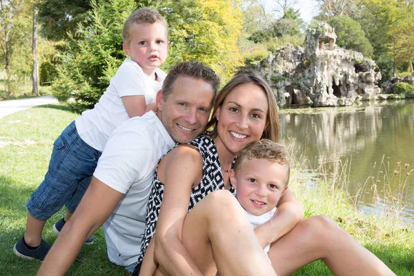 Livsstil Lycklig Glad Familj Sitter Sidan Lake Park Solig Vårdag — Stockfoto