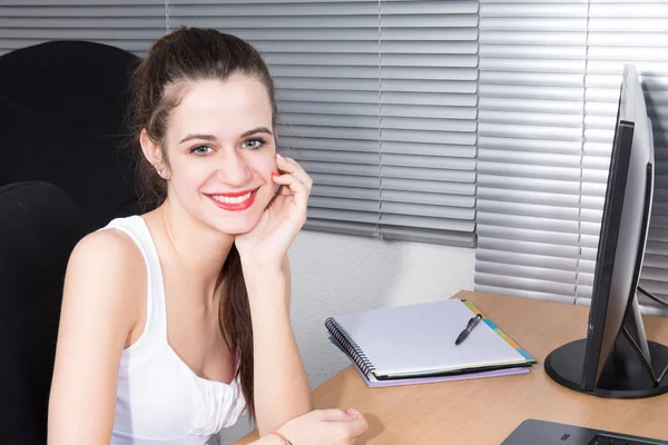 漂亮的年轻女人坐在办公室工作场所微笑快乐和美丽 — 图库照片