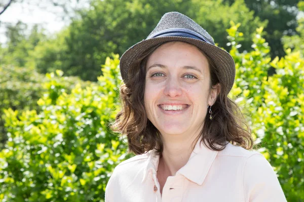 Mujer Sonriente Con Sombrero Negro Día Verano Fondo Verde — Foto de Stock