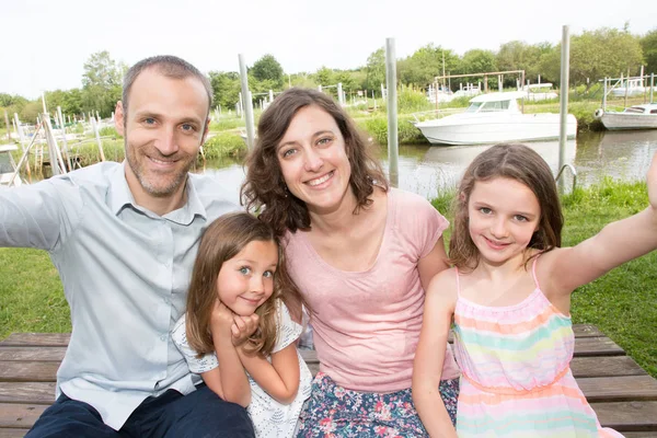 Alegre Familia Cuatro Hacer Selfie Aire Libre Padre Madre Hija — Foto de Stock