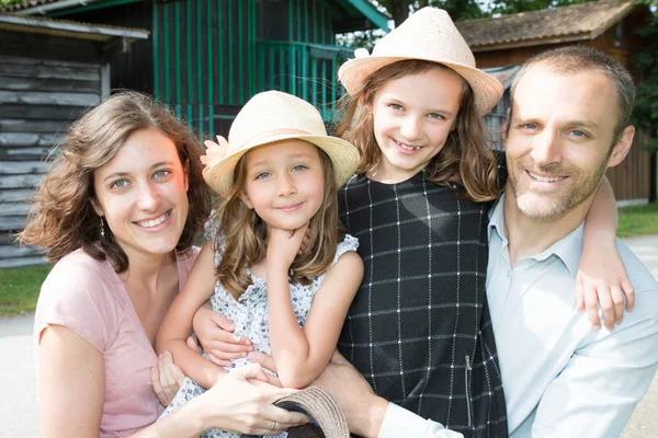 Twee Zussen Met Hoed Moeder Vader Familie Buiten Vakanties — Stockfoto