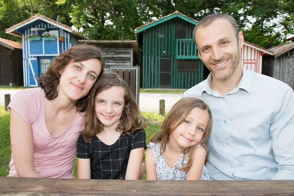 Lächelnde Familie Sitzt Auf Holztisch Freien Vor Hütte Holzdorf Bassin — Stockfoto