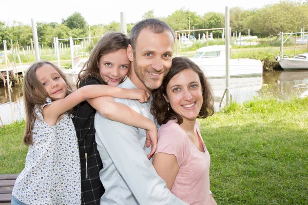 Padres Dando Hijos Hija Niñas Piggybacks Campo Cerca Río — Foto de Stock