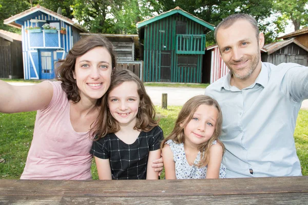 Sonrisa Feliz Familia Cuatro Haciendo Selfie Aire Libre Padre Madre — Foto de Stock