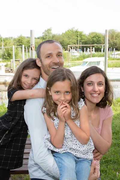 Sevimli Aile Açık Havada Baba Anne Iki Kızı Yeşil Doğa — Stok fotoğraf