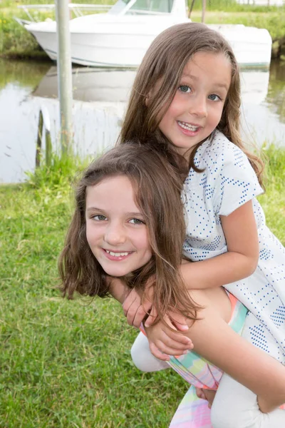 Folyóparti Két Lány Gyermek Hogy Pihenés Családi Szeretet Hozzákapcsolt Fogalom — Stock Fotó