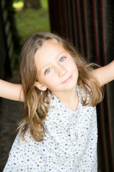 可爱的肖像小快乐的女孩在花园家庭 — 图库照片
