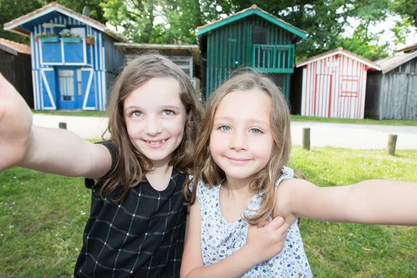 Duas Meninas Irmãs Crianças Fazer Foto Selfie Livre — Fotografia de Stock