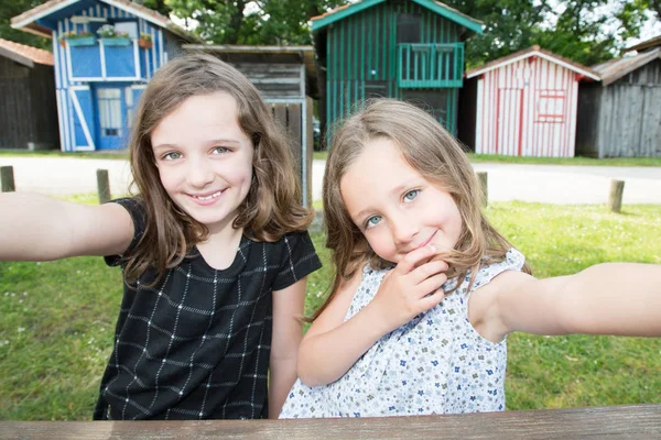 Duas Meninas Irmã Jogar Livre Diversão Fazer Com Smartphone Telefone — Fotografia de Stock