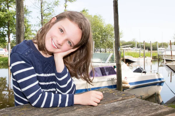 Portréja Egy Aranyos Liitle Lány Közeli Folyó Hajó Közelében Nyaralás — Stock Fotó