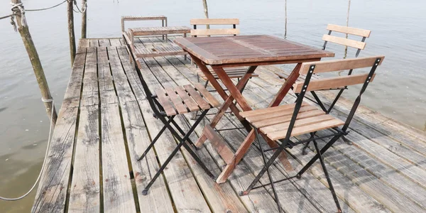 Stühle Und Holztische Retro Stil Auf Dem Ponton Meer — Stockfoto