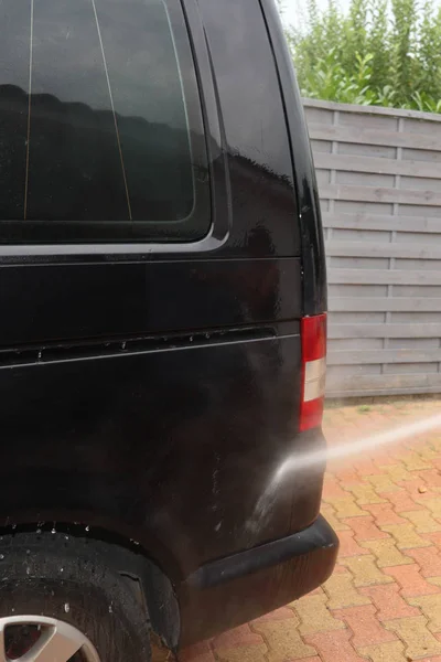 Καθαρισμός Αυτοκινήτου Μαύρο Van Ψεκαστήρα Νερού Υψηλής Πίεσης — Φωτογραφία Αρχείου