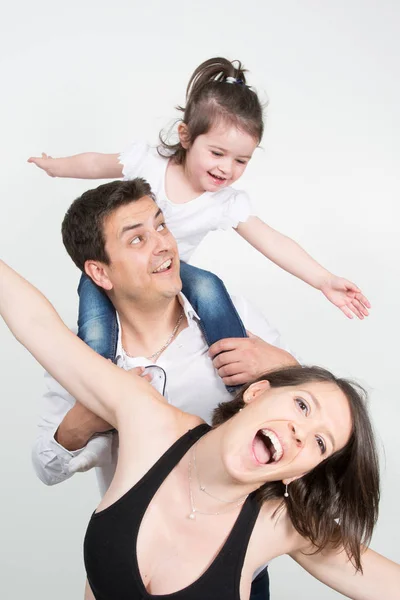Glückliche Dreiköpfige Familie Hat Spaß Huckepack Spielen Tochter Mutter Und — Stockfoto
