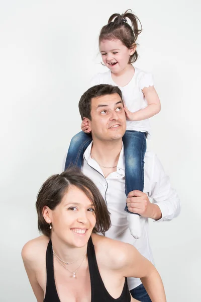 Familia Feliz Sobre Fondo Blanco Cuestas Madre Padre Hija — Foto de Stock