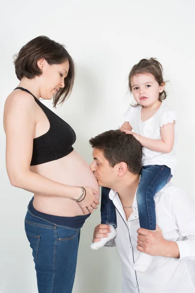 Giovane Donna Incinta Madre Marito Giovane Famiglia Bambino Casa — Foto Stock