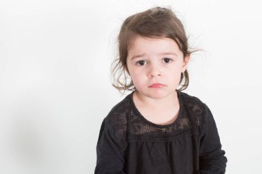 Beyaz arka planda üzgün genç kız çocuk