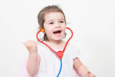 eğlenceli oynayan çocuk beyaz bitti izole bir stetoskop ile doktor olmak