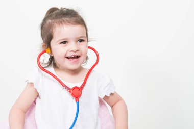 gülümseyen kız doktor stetoskop ile oynayan