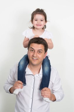 yakışıklı Baba adam kız çocuk kızı ile paketle