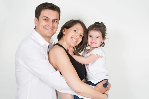 Dreiköpfige Familie Mit Tochter Einzelkind Mit Mutter Und Vater Umarmung — Stockfoto