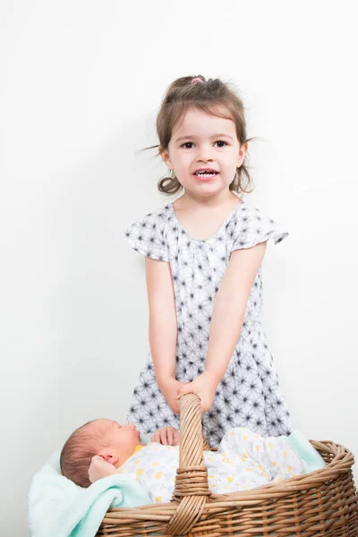 Alegre Joven Chica Hermana Con Recién Nacido Bebé Hermano Cesta — Foto de Stock