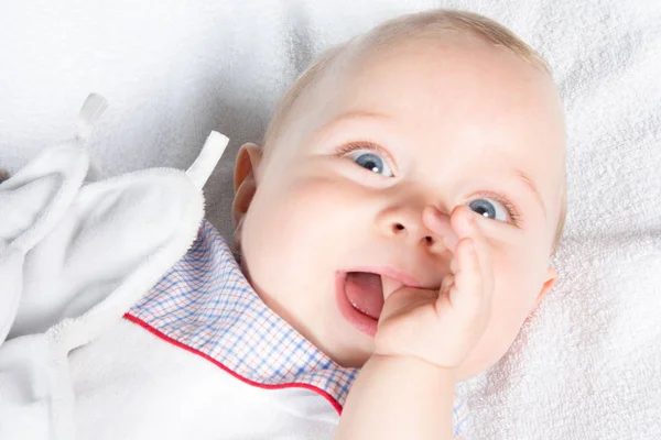 Een Nieuwe Jongen Geboren Baby Zuigt Zijn Duim — Stockfoto