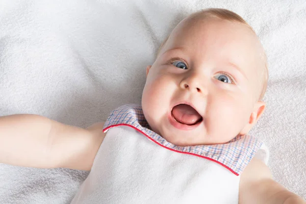 Lächelndes Fröhliches Babygesicht Das Auf Dem Bett Liegt Wie Ein — Stockfoto