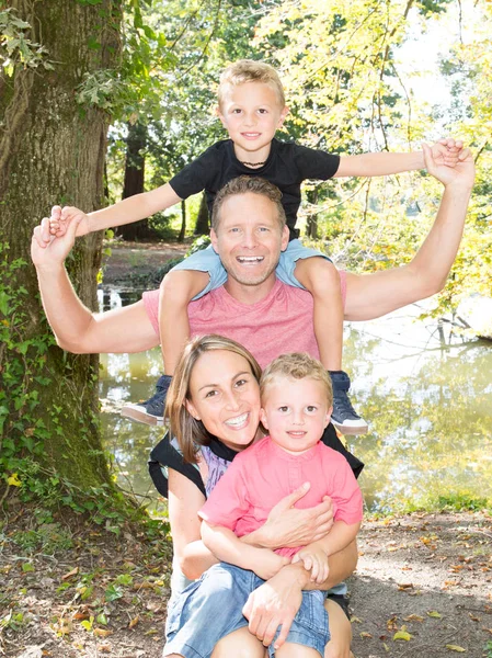 Hübsche Familie Draußen Spielen Spaß Glücklich Vier Huckepack — Stockfoto