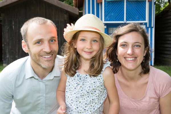 Mooie Gelukkig Gezin Vader Moeder Buiten Met Dochter Jonge Kind — Stockfoto