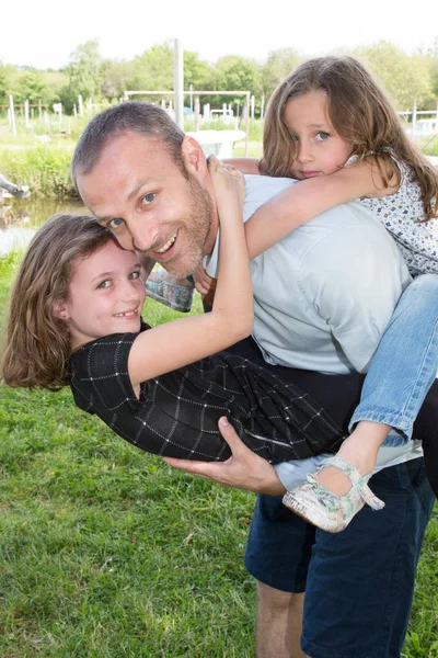 Lifestyleporträt Vater Und Tochter Glücklich Draußen Auf Der Wiese — Stockfoto