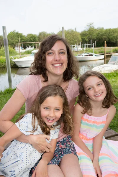 Retrato Família Moderna Feliz Jardim Com Mãe Solteira Duas Filhas — Fotografia de Stock