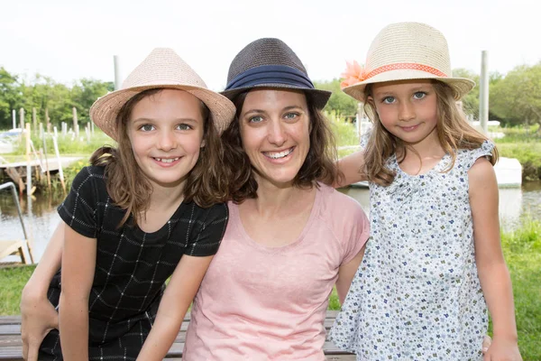 Portrait Single Mother Family Countryside Hat Two Daughters Sisters — Stock Photo, Image