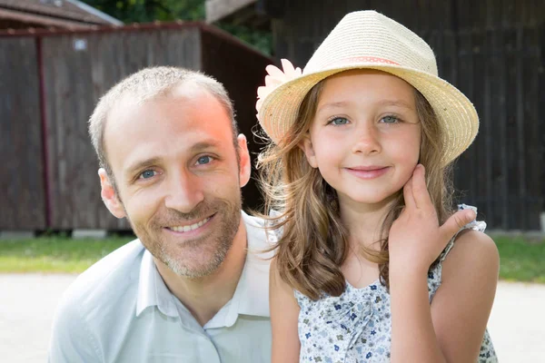 Hübsche Schönheit Kind Mädchen Tochter Mit Hut Und Schöner Vater — Stockfoto