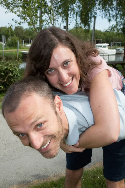 Lustiges Verliebtes Paar Versucht Huckepack Freien Machen — Stockfoto