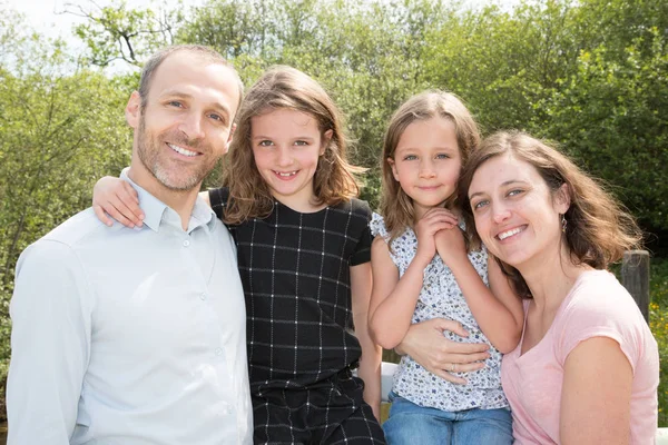 Fröhliche Niedliche Vierköpfige Familie Freien Mit Vater Mutter Und Zwei — Stockfoto