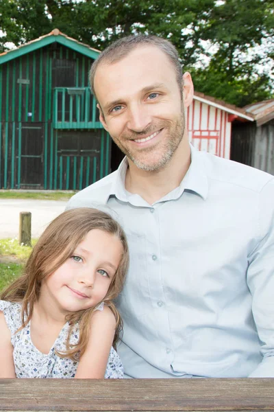 Schöner Glatzköpfiger Mann Freien Mit Hübscher Junger Tochter Mädchen Schönheit — Stockfoto