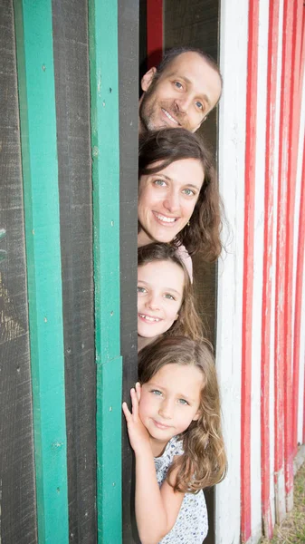 Fröhlicher Spaß Familienspiel Holzhütte Gartenkonzept Des Lifestyles — Stockfoto