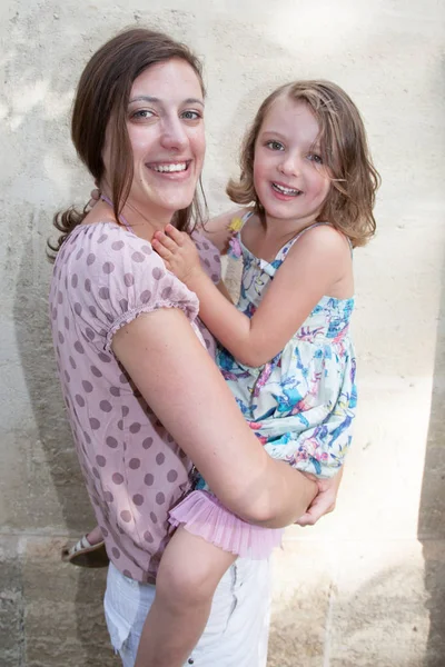 Alegre Madre Con Niño Niña Hija Brazos Aire Libre — Foto de Stock