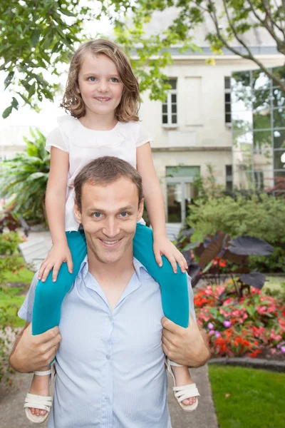 Hübsches Kleines Mädchen Auf Den Schultern Seines Vaters Blumen Garten — Stockfoto