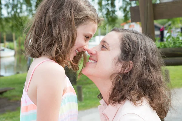 Glückliche Liebe Familie Mutter Und Mädchen Tochter Freien Sommertag — Stockfoto
